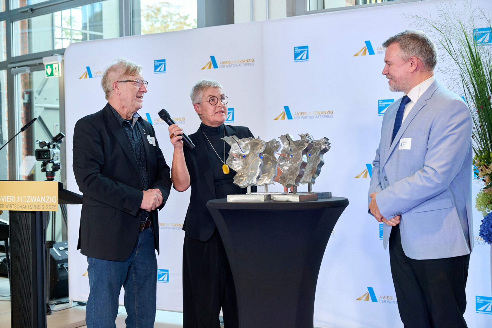 AVIERUNDZWANZIG Wirtschaftspreis Preisverleihung 2025 - Enthüllung des Preises
