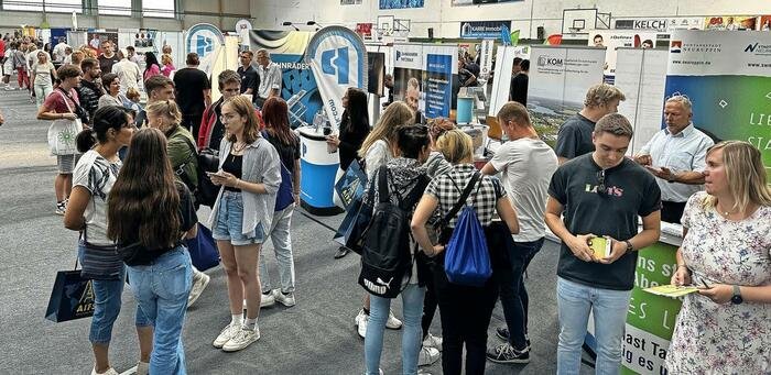 Jobstartmesse Momentaufnahme Besucher auf der Messe