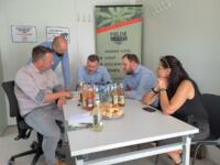 Unternehmensbesuch-Landrat-mit-Menschen-am-Tisch 